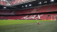 Rondom Ajax: Balustrade Johan Cruijff ArenA kleurt Ajax-rood