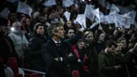 Van der Sar schoot Ajax te hulp: 'Cruijff zei: jij hebt de universiteit van het leven gedaan'
