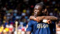 Reijnders wilde Brobbey niet blesseren tijdens AZ - Ajax: 'Gelukkig kwam ik weg met geel'