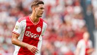 Ajax verliest achter gesloten deuren van FC Utrecht; Magallán krijgt rood na opstootje met Younes