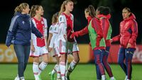 Ajax Vrouwen verliezen nipt van Arsenal en liggen uit Women's Champions League