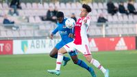 Ajax O18 wint van PEC Zwolle O18 na doelpuntrijk duel