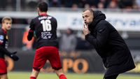 Heitinga genoot én ergerde zich tijdens debuut als Ajax-trainer: 'Je moet ze eruit lokken'