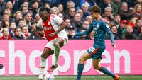 Heitinga overwoog niet Bassey te wisselen: 'Moeten hem helpen aan de bal'