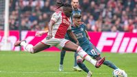 Van der Meijde verliest vertrouwen in Bassey: 'Gewoon weg, dit kan niet bij Ajax'