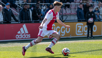 Faberski schiet Ajax O18 in slotfase met prachtige vrije trap naast PSV O18