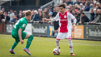 Bounida grote man bij Ajax O17; Van der Vaart trefzeker bij officiële debuut