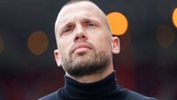 Heitinga zou als assistent doorgaan bij Ajax: 'Mislintat lapt dat contract aan zijn laars'