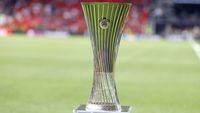 Olympiakos wint Conference League na late treffer tegen Fiorentina