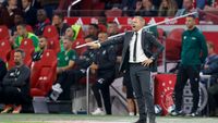 Ajax gaf veel kansen weg: 'Heeft ook met communicatie van achteruit te maken'