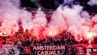 Ajax-fans leven met sfeeractie rondom ArenA toe naar Olympiakos-thuis: bekijk hier de beelden!