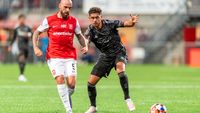 Ajax verlengt contract van verdediger Gooijer