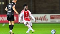Ramaj debuteert bij Jong Ajax, waar meerdere spelers op de deur van Ajax 1 kloppen