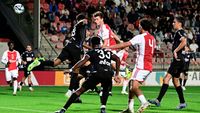 Jong Ajax geeft zege bij debuut Ramaj in blessuretijd uit handen