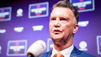 Van Gaal ziet officiële rol bij in crisis verkerend Ajax niet zitten