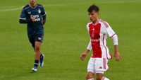 Van der Vaart blijft langer bij Ajax en verlengd zijn contract met een jaar