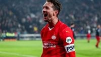 PSV haalt uit op bezoek bij PEC Zwolle; Sierhuis schiet Fortuna Sittard naar late zege
