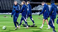 Rondom Ajax: Supporters FK Bodø/Glimt steken 's nachts vuurwerk af naast spelershotel Ajax