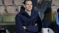 Van Bronckhorst over Vos: 'Hij heeft deze stap nodig als hij hoofdtrainer wil worden van Ajax'