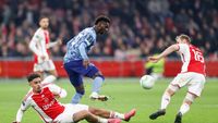 Geruchtenmolen: 'Ajax onderzoekt mogelijke komst Aston Villa-middenvelder Iroegbunam'