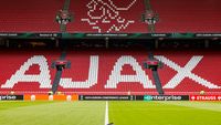 Rondom Ajax: Grijze betonrand Johan Cruijff ArenA voorzien van rode platen