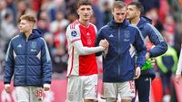 Kranten zien Ajax winnen: 'Sterk spelend Ajax kwam opvallend fris voor de dag'