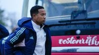 Ajax O15 blij met aanwezigheid Emanuelson en Aissati: 'Het daagt onze spelers uit'