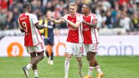 Ajax begint in het vertrouwde 4-3-3 systeem in competitiewedstrijd tegen Excelsior