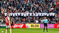 Rondom Ajax: F-Side steunt Kroes tijdens duel met FC Twente, spreekkoren tegen Van Praag