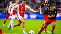 Rensch heeft geen moeite met switch naar 4-3-3: 'Al 130 wedstrijden in Ajax 1 gespeeld'