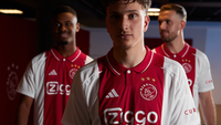 Ajax presenteert nieuw thuistenue met rode kraag