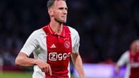 Van den Boomen hoopt op meer speeltijd bij Ajax: 'Denk dat ik goed genoeg ben om te spelen'