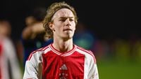 Ajax verlengt aflopende contract Speksnijder; aanvaller tekent bij tot medio 2025