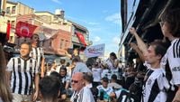 Beşiktaş-fans: 'Cafés zitten ver voor de wedstrijd al vol, vaak is dat nog mooier dan de wedstrijd'