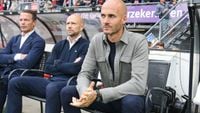 Simonis ziet hand van Farioli bij Ajax: 'Ze zijn echt een stuk beter dan vorig jaar'