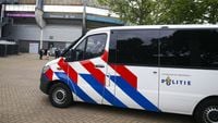 Rellen na RKC - Ajax: RKC-supporters gooien met stenen en fietsen naar politie