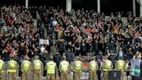 Ajax-supporters vermaken zich in Baku: bekijk hier foto's en filmpjes!