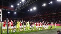 NB: 'Tegen Feyenoord en PSV wil je als Ajax wél met een zo sterk mogelijk team starten'