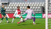 Jong Ajax scoort niet tegen tiental ADO Den Haag en speelt opnieuw doelpuntloos gelijk