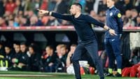 Ajax krijgt warm onthaal in Amsterdam: toegezongen Farioli geeft speech