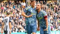 Ingevallen goudhaantje Weghorst helpt Ajax aan doelpuntrijke uitoverwinning in Almelo