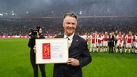 Rondom Ajax: Van Gaal voorafgaand aan wedstrijd Ajax Legends benoemd tot erelid Ajax