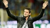 Chivu wederom gevraagd naar mogelijke terugkeer bij Ajax: 'Laten we het hopen'