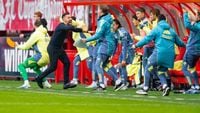 Rondom Ajax: Van der Meijde ziet dat 'voetbal is teruggebracht' bij Ajax