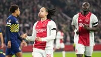 Fitz-Jim geniet bij Ajax: 'Durf zelfs te zeggen dat ik een gelukkiger mens ben'