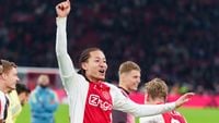 Fitz-Jim ziet Ajax een hecht team worden: 'Dat zie je ook wel terug op het veld'