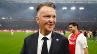 Van Gaal geniet van sfeer tijdens jubileumwedstrijd Ajax: 'Dit is on-Nederlands'