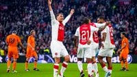 Arveladze en De Jong trefzeker tijdens feestelijke overwinning Ajax Legends