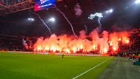 Rondom Ajax: UEFA legt Ajax boete van 40.000 euro op en dreigt met sluiting deel tribune