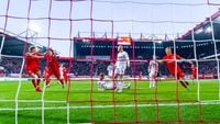 PSV een maat te groot voor FC Utrecht, AZ door het oog van de naald en FC Twente met een comeback